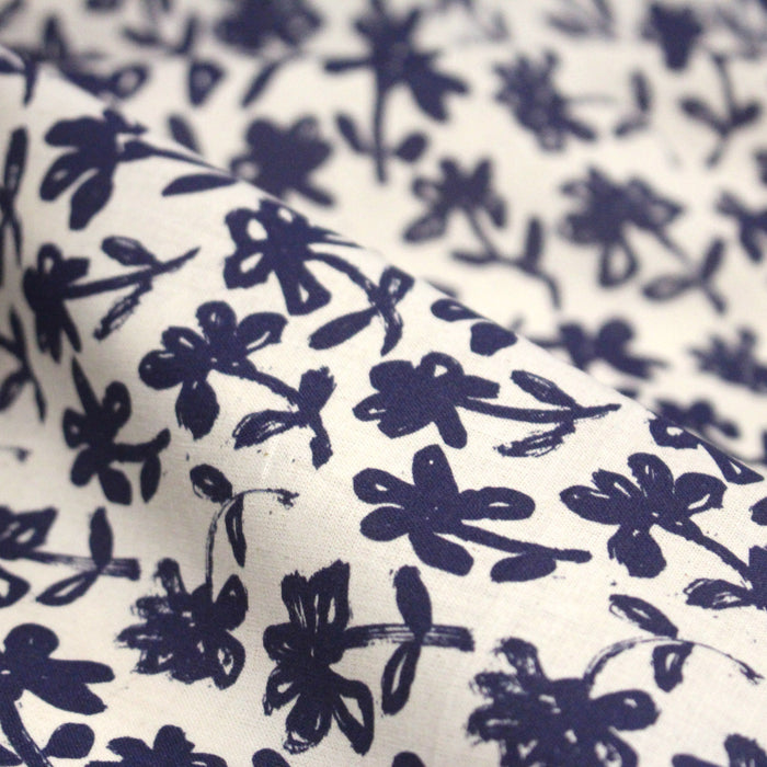 Tissu cotonnade motif japonais HANA - E, aux fleurs dessinées bleues, fond écru - TissusPapi.com