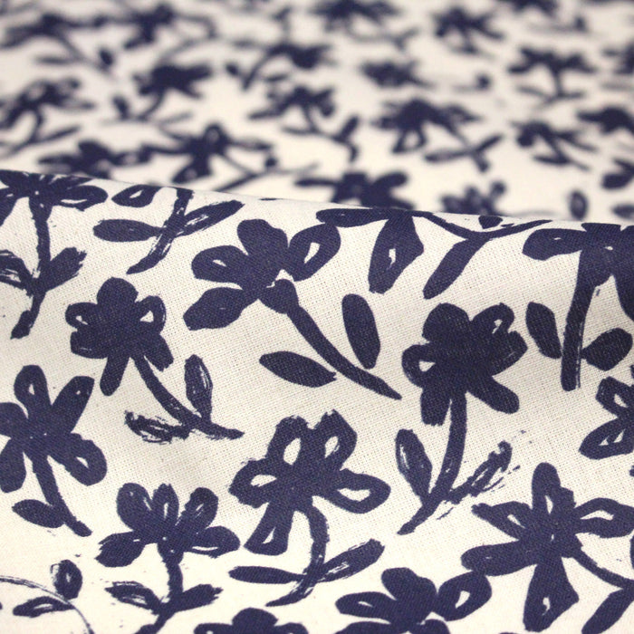 Tissu cotonnade motif japonais HANA - E, aux fleurs dessinées bleues, fond écru - TissusPapi.com