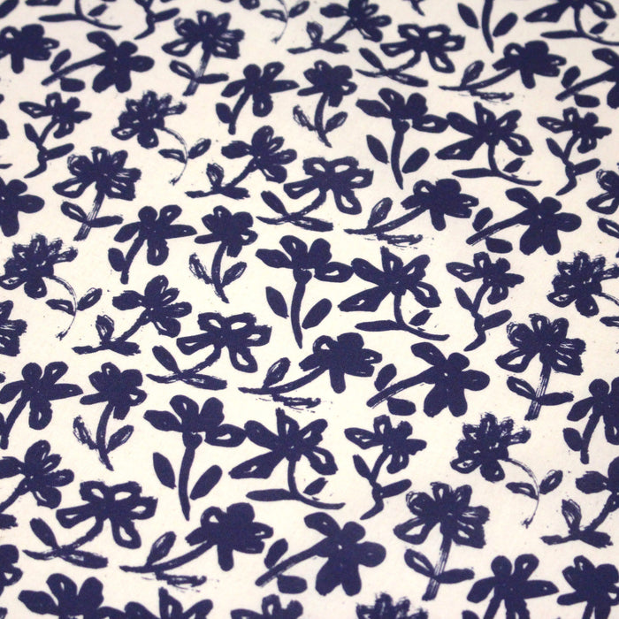 Tissu cotonnade motif japonais HANA - E, aux fleurs dessinées bleues, fond écru - TissusPapi.com