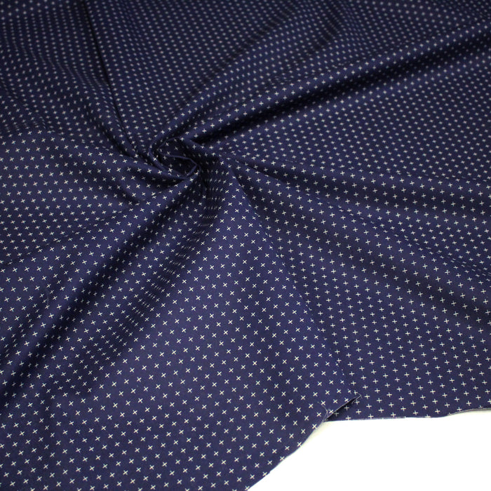 Tissu cotonnade motif japonais KA - KASURI, aux fines croix écrues, fond bleu indigo - TissusPapi.com