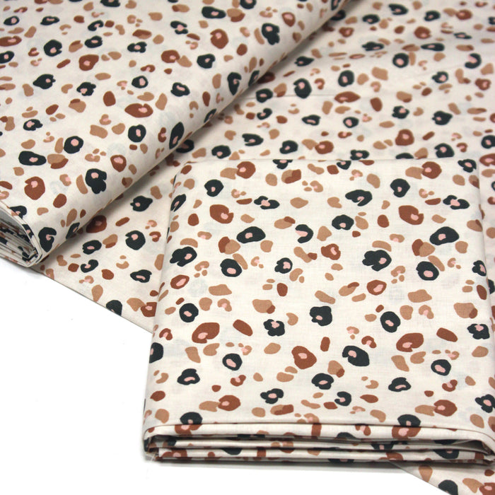 Tissu cotonnade LEOPARD, écru et taches léopard noires, roses, ocres - OEKO - TEX STANDARD 100 - TissusPapi.com