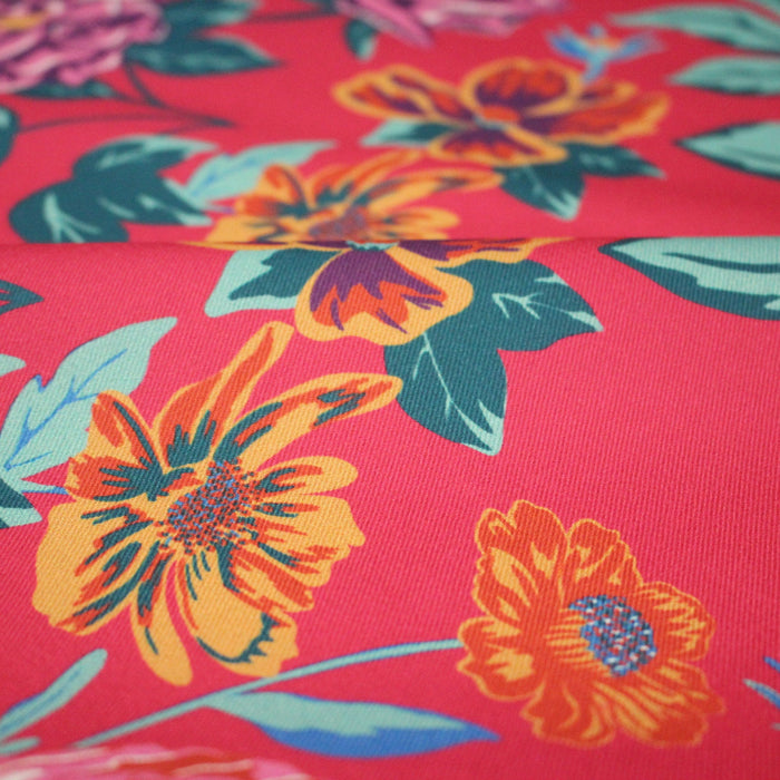 Tissu gabardine coton imprimée motif fleuri, fond fuchsia - OEKO - TEX - STUDIO ALBERTUS - TissusPapi.com