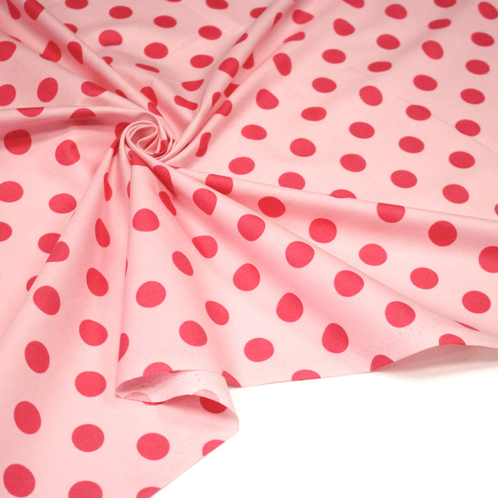 Tissu popeline de coton rose pâle à pois rouge magenta 18mm - COLLECTION POLKA DOT - TissusPapi.com