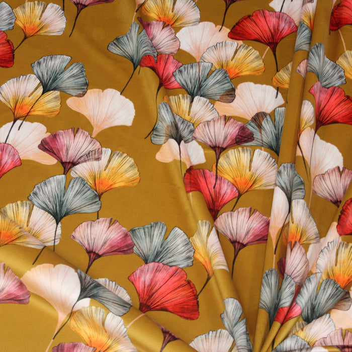 Tissu velours ras motifs japonais feuilles de ginkgo multicolores, fond jaune d'or - Collection Maison Thevenon