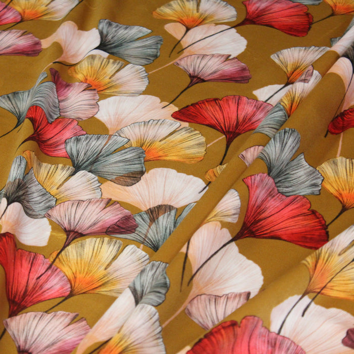 Tissu velours ras motifs japonais feuilles de ginkgo multicolores, fond jaune d'or - Collection Maison Thevenon