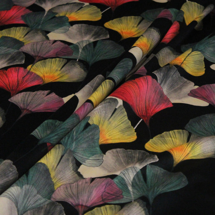 Tissu velours ras motifs japonais feuilles de ginkgo multicolores, fond noir - Collection Maison Thevenon