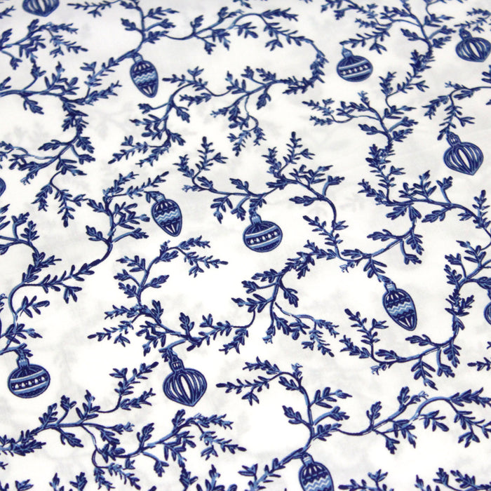 Tissu de coton de Noël blanc aux branches et boules de Noël bleu roi - COLLECTION NOËL - OEKO-TEX