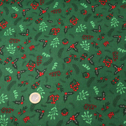 Tissu de coton de Noël vert aux feuilles de houx vertes et branches de sapins verts - COLLECTION NOËL - OEKO - TEX - TissusPapi.com