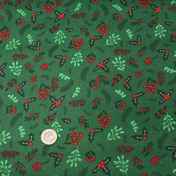 Tissu de coton de Noël vert aux feuilles de houx vertes et branches de sapins verts - COLLECTION NOËL - OEKO - TEX - TissusPapi.com