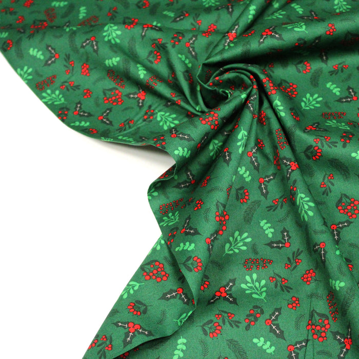 Tissu de coton de Noël vert aux feuilles de houx vertes et branches de sapins verts - COLLECTION NOËL - OEKO - TEX - TissusPapi.com