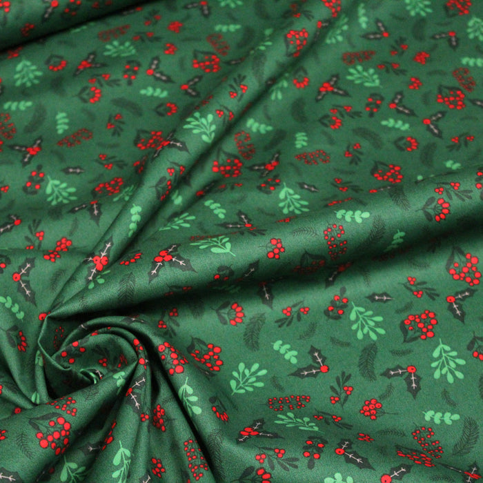 Tissu de coton de Noël vert aux feuilles de houx vertes et branches de sapins verts - COLLECTION NOËL - OEKO - TEX - TissusPapi.com