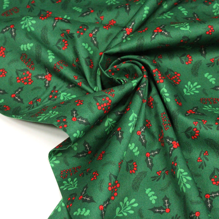 Tissu de coton de Noël vert aux feuilles de houx vertes et branches de sapins verts - COLLECTION NOËL - OEKO - TEX - TissusPapi.com