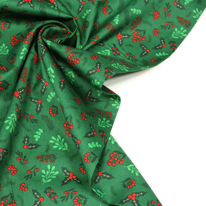 Tissu de coton de Noël vert aux feuilles de houx vertes et branches de sapins verts - COLLECTION NOËL - OEKO - TEX - TissusPapi.com