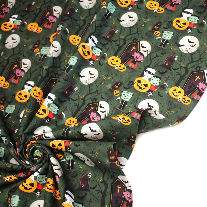 Tissu coton vert aux citrouilles et cimetières - Collection Halloween - OEKO - TEX - TissusPapi.com