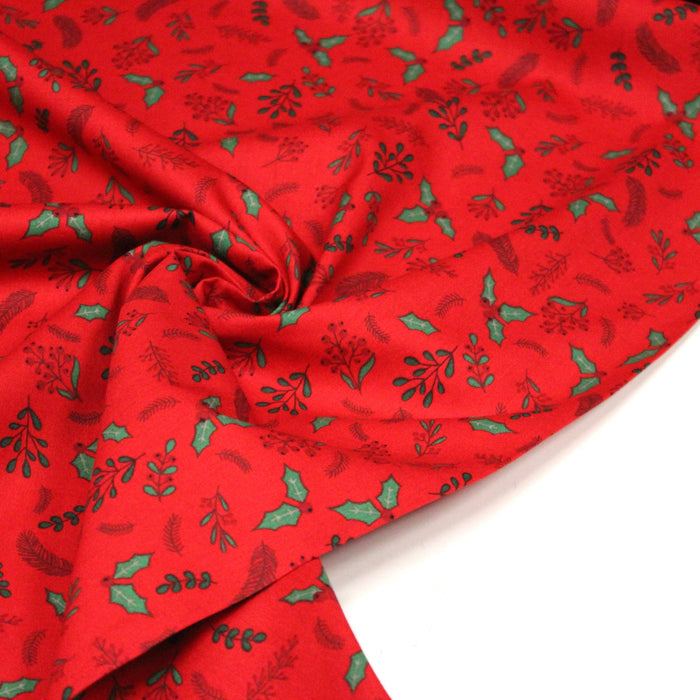 Tissu de coton de Noël rouge aux feuilles de houx vertes et branches de sapins verts - COLLECTION NOËL - OEKO - TEX - TissusPapi.com