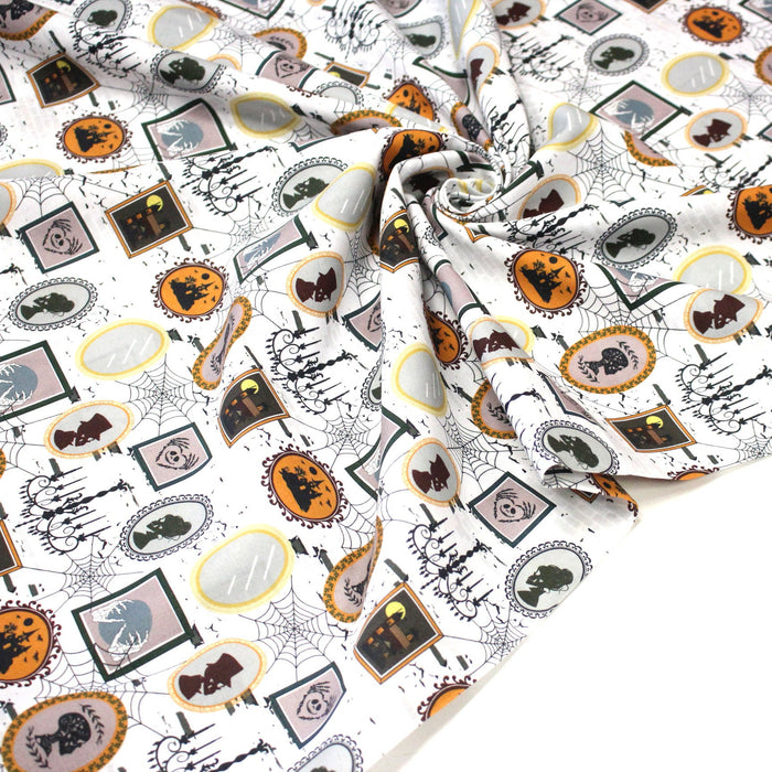 Tissu coton blanc aux cadres, photos et toiles d'araignée d'un manoir hanté - Collection Halloween - OEKO - TEX - TissusPapi.com
