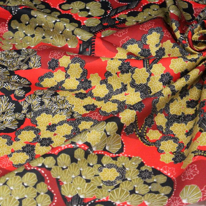 Tissu gabardine de coton LUXE imprimée motifs japonais aux arbres, fleurs, Kiku, Kikko, tons rouges, jaunes et noir