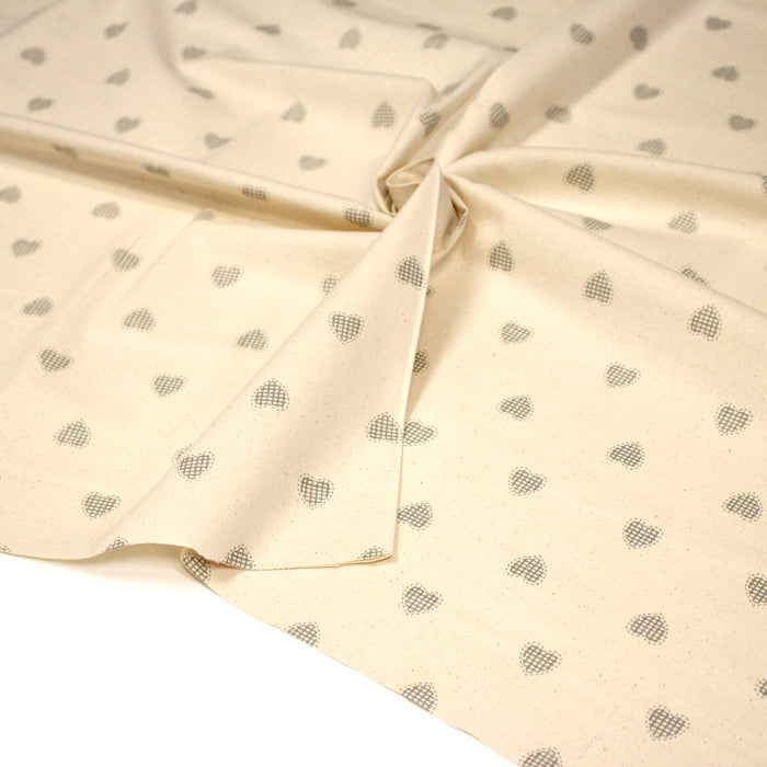 Tissu de coton de Noël scandinave aux coeurs gris, fond écru - TissusPapi.com