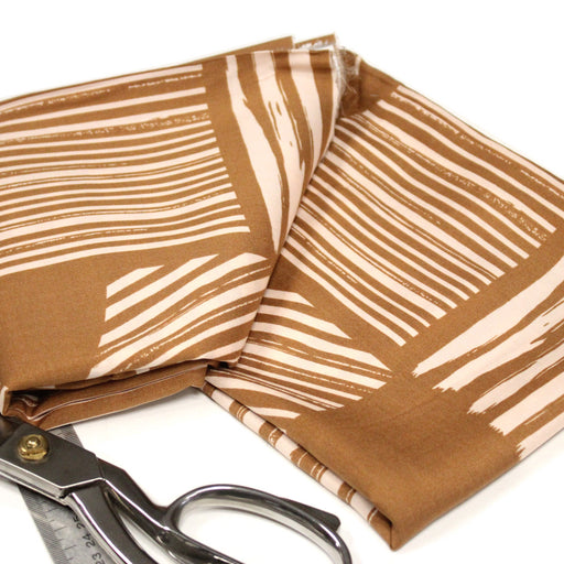 Tissu viscose fluide, motifs et traits géométriques écrus, fond ocre - TissusPapi.com