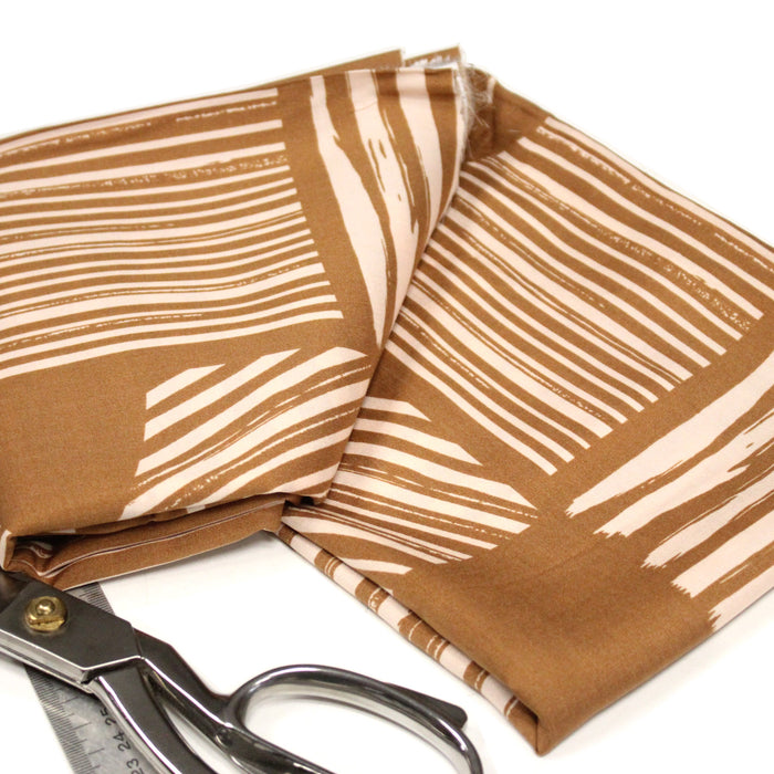 Tissu viscose fluide, motifs et traits géométriques écrus, fond ocre