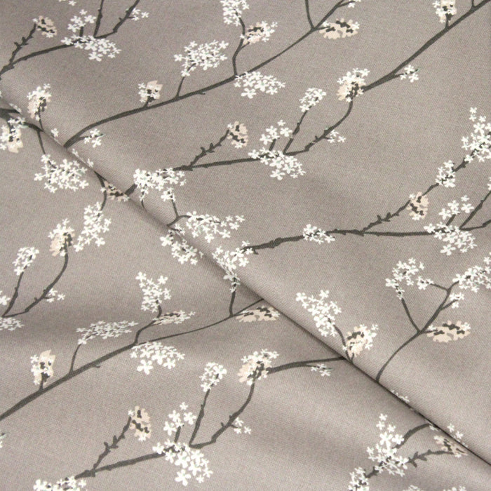 Tissu de coton grège aux fines fleurs de cerisiers japonais blanches - COLLECTION CHERRY BLOSSOM GIRL - OEKO-TEX