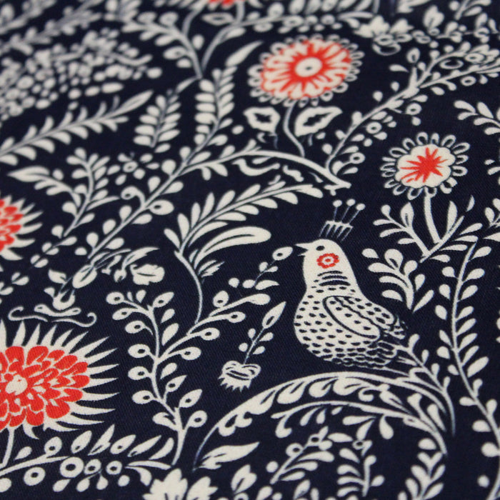 Tissu INDIENNES cotonnade fleurie bleu marine aux feuillage et oiseaux écrus et rouges - TissusPapi.com