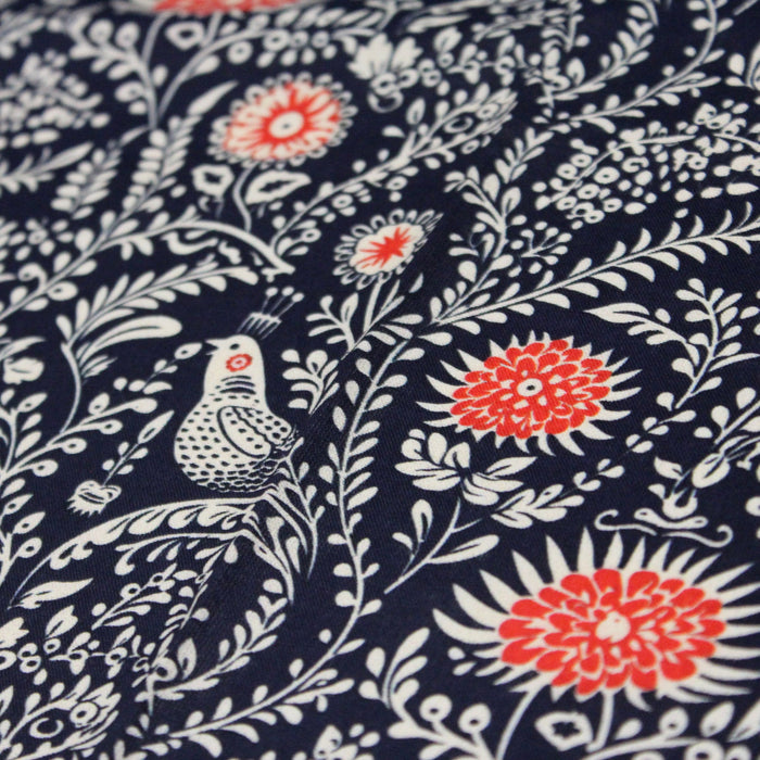 Tissu INDIENNES cotonnade fleurie bleu marine aux feuillage et oiseaux écrus et rouges - TissusPapi.com