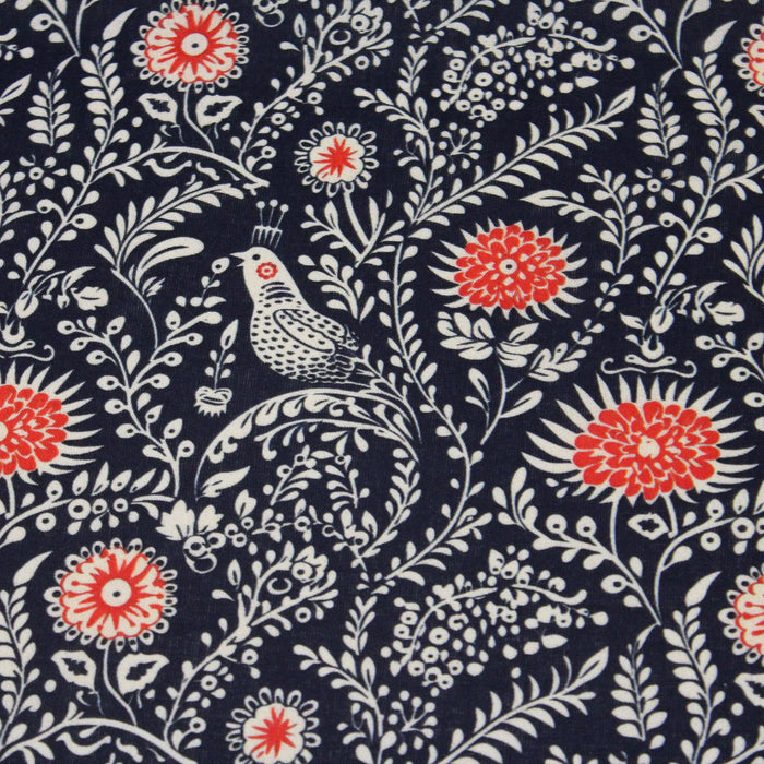 Tissu INDIENNES cotonnade fleurie bleu marine aux feuillage et oiseaux écrus et rouges - TissusPapi.com