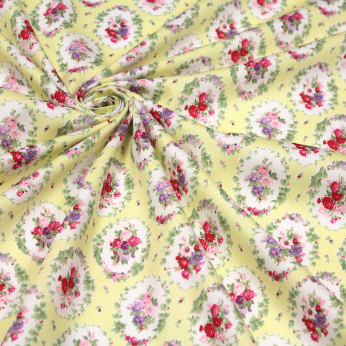 Tissu popeline jaune aux macarons fleuris britanniques - TissusPapi.com