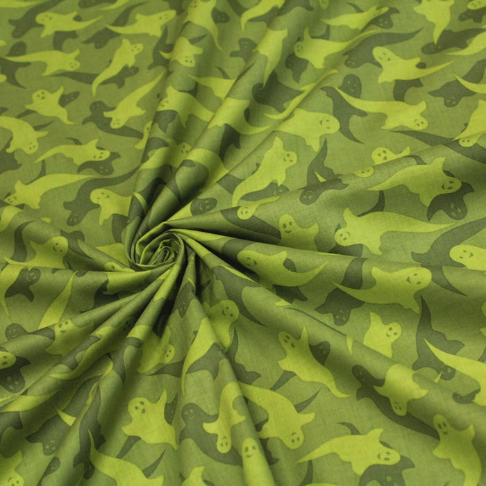 Tissu popeline de coton aux fantômes verts, fond vert - COLLECTION HALLOWEEN - TissusPapi.com