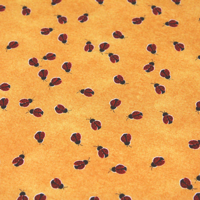 Tissu popeline de coton aux petites coccinelles rouges, fond jaune safran - tissuspapi