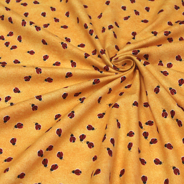 Tissu popeline de coton aux petites coccinelles rouges, fond jaune safran - TissusPapi.com