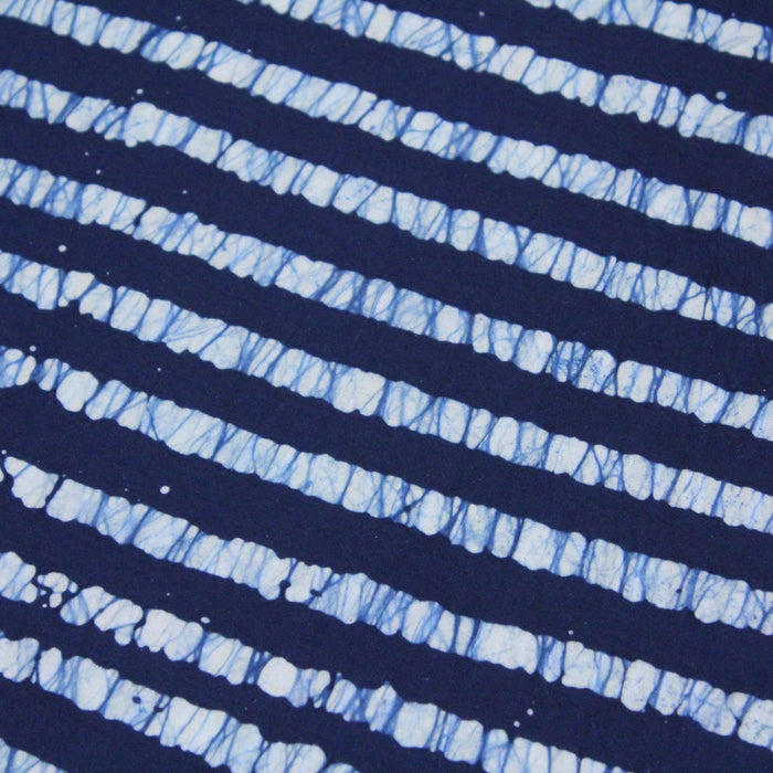 Tissu de coton batik gaufré à rayures bleu marine et blanches - TissusPapi.com