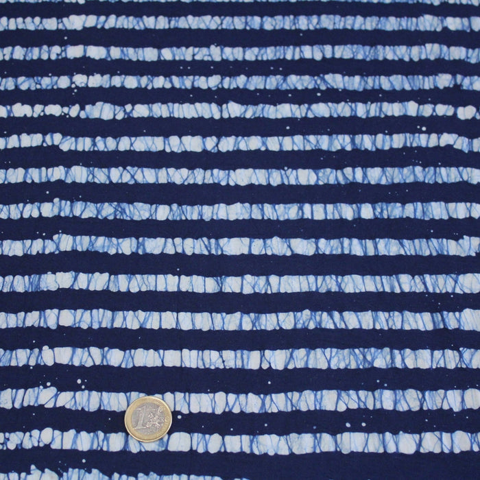 Tissu de coton batik gaufré à rayures bleu marine et blanches - TissusPapi.com