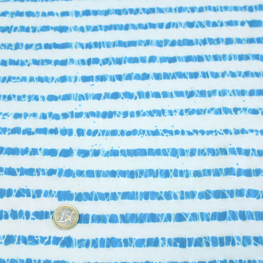 Tissu de coton batik gaufré à rayures bleu turquoise et blanches - TissusPapi.com