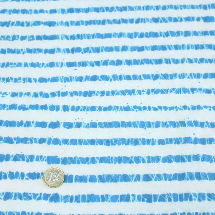 Tissu de coton batik gaufré à rayures bleu turquoise et blanches - TissusPapi.com