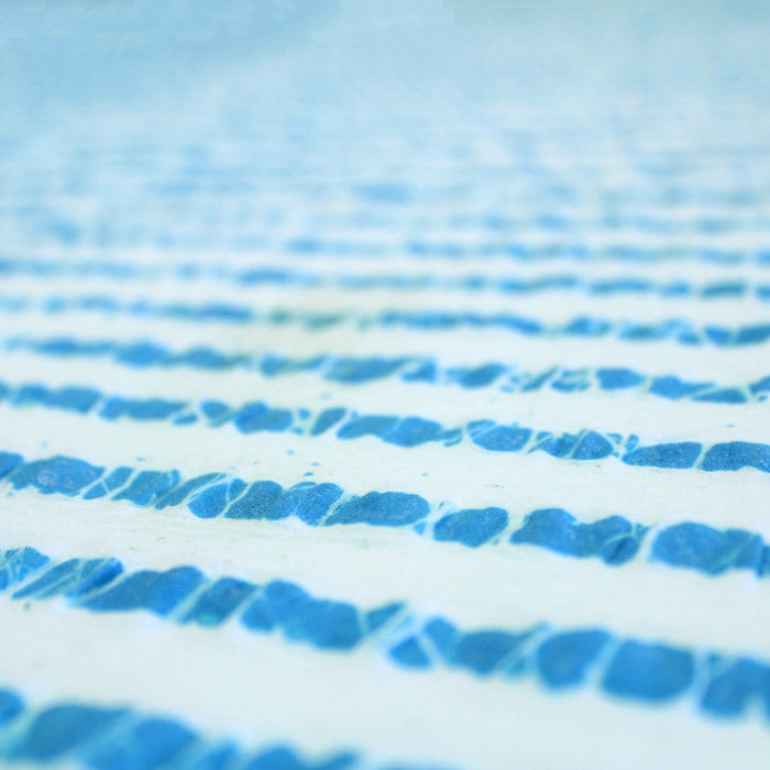 Tissu de coton batik gaufré à rayures bleu turquoise et blanches - TissusPapi.com