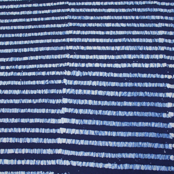 Tissu de coton batik gaufré à rayures bleu marine et blanches - TissusPapi.com