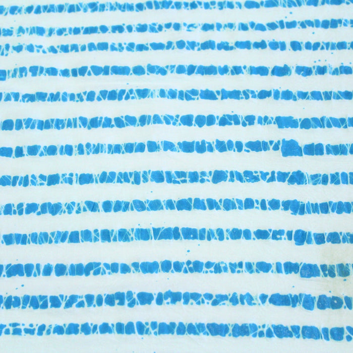 Tissu de coton batik gaufré à rayures bleu turquoise et blanches - TissusPapi.com