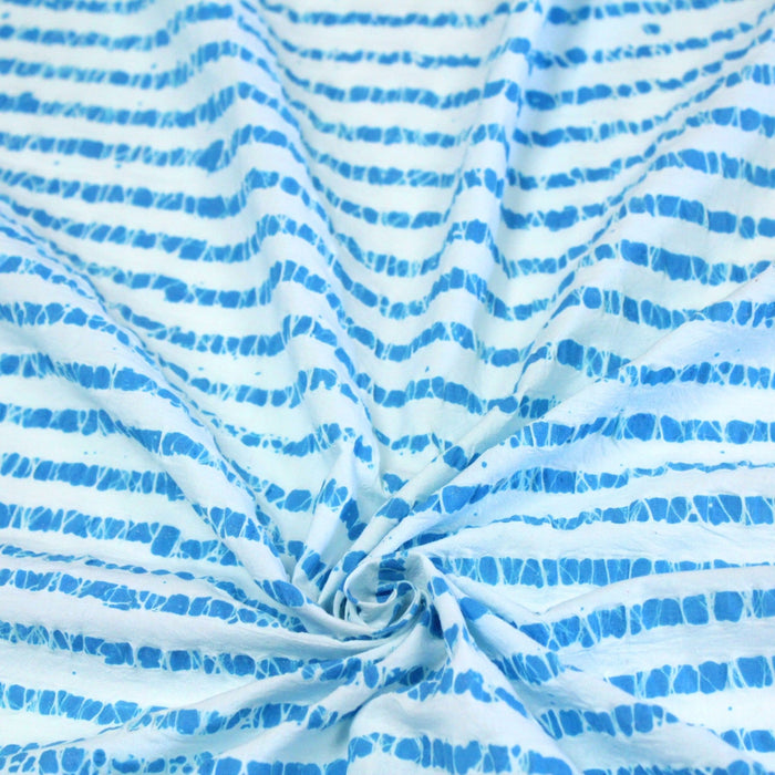 Tissu de coton batik gaufré à rayures bleu turquoise et blanches - TissusPapi.com