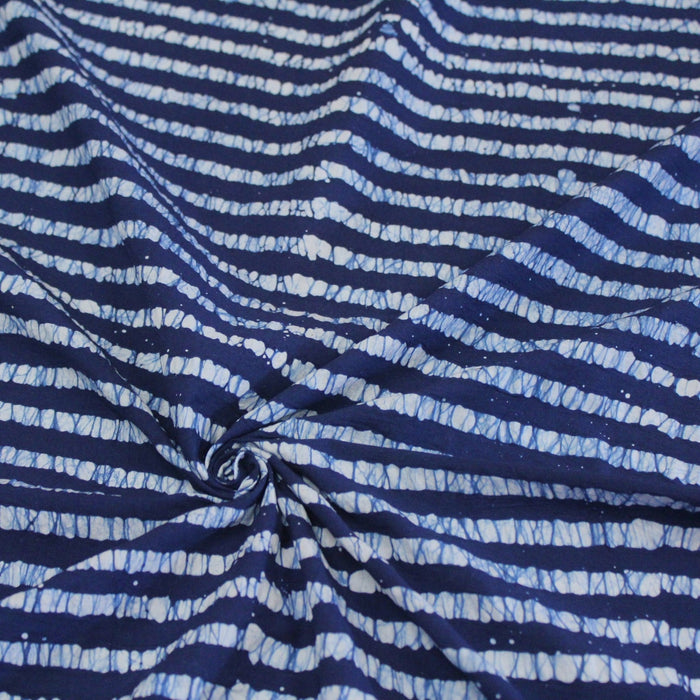 Tissu de coton batik gaufré à rayures bleu marine et blanches - TissusPapi.com