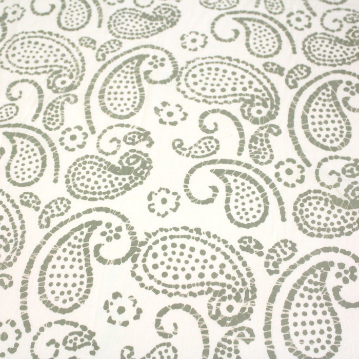 Tissu de coton batik aux arabesques grège, fond écru - TissusPapi.com