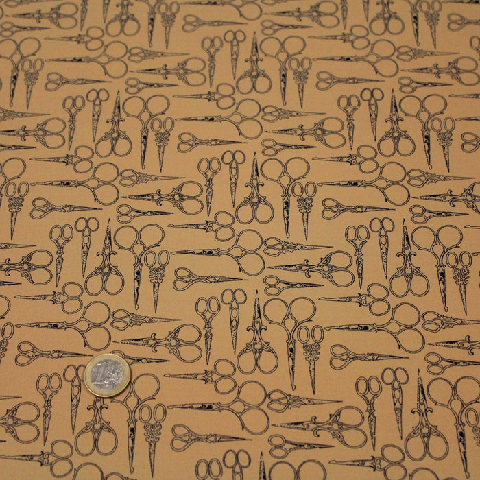Tissu popeline de coton LA COUTURE, les ciseaux, fond ocre - TissusPapi.com