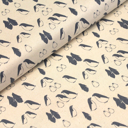 Tissu de coton de Noël scandinave aux pingouins gris - bleu, fond écru - TissusPapi.com