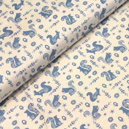 Tissu de coton de Noël scandinave aux écureuils bleus, fond écru - TissusPapi.com