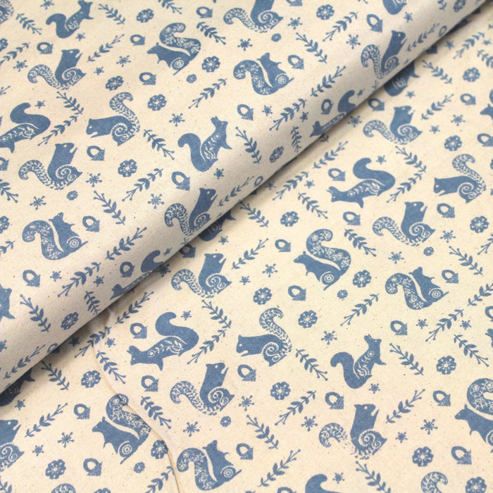 Tissu de coton de Noël scandinave aux écureuils bleus, fond écru - TissusPapi.com