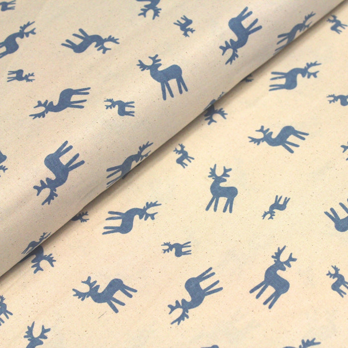 Tissu de coton de Noël scandinave aux rennes bleus, fond écru - TissusPapi.com