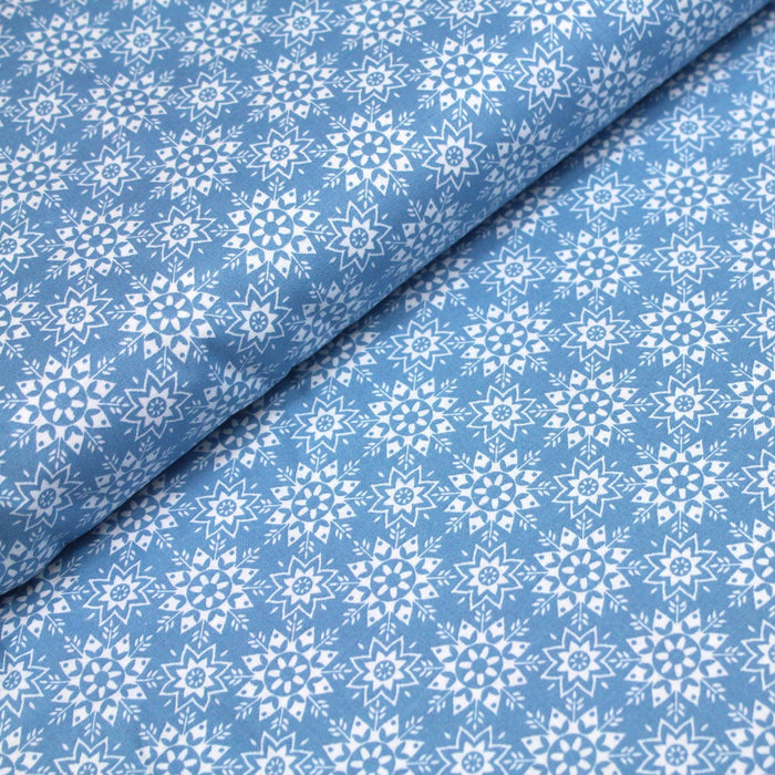 Tissu de coton de Noël scandinave aux flocons & étoiles de neiges blanches, fond bleu - TissusPapi.com