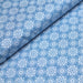 Tissu de coton de Noël scandinave aux flocons & étoiles de neiges blanches, fond bleu - tissuspapi