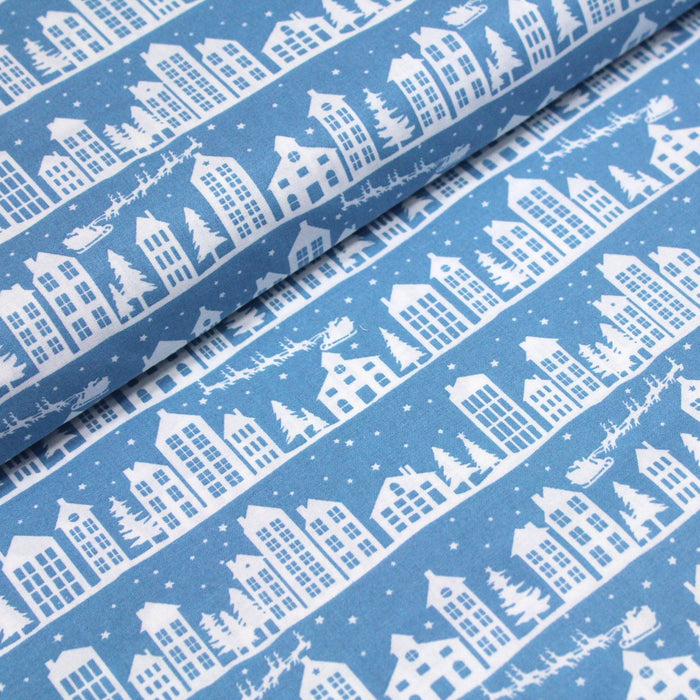 Tissu de coton de Noël scandinave aux maisons scandinaves blanches, fond bleu - TissusPapi.com